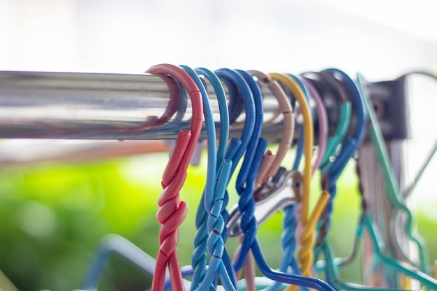 Foto close-up van veelkleurige kledinghangers op een rack