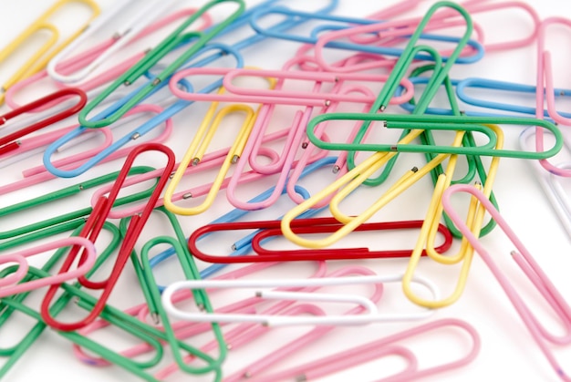 Close-up van veelkleurige paperclips op een witte achtergrond