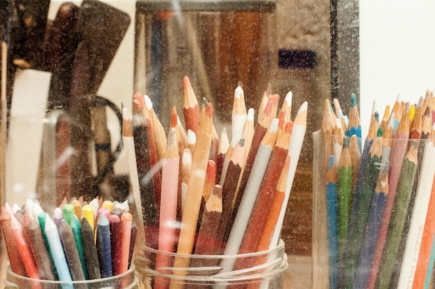 Foto close-up van veelkleurige potloden georganiseerd in potten