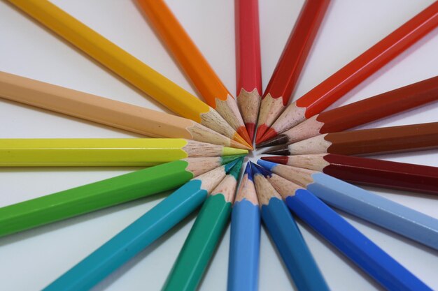 Foto close-up van veelkleurige potloden op een witte achtergrond