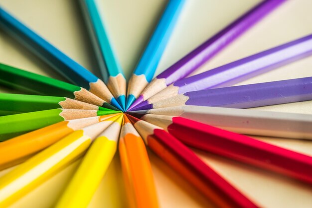 Foto close-up van veelkleurige potloden op tafel