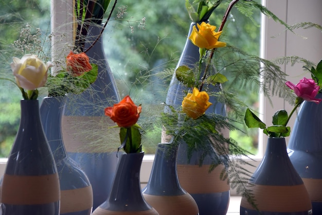 Close-up van veelkleurige rozen in een vaas