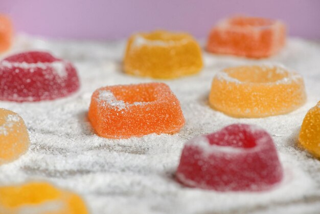 Foto close-up van veelkleurige snoepjes op tafel