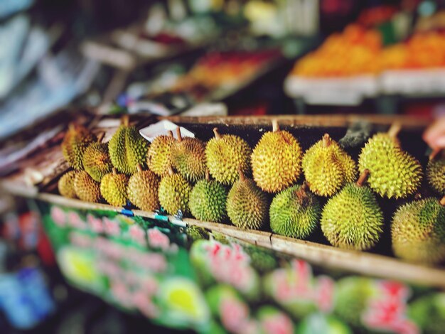 Foto close-up van veelkleurige voor verkoop op de markt kraam