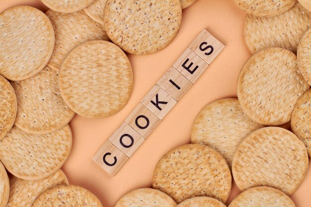 Close up van vele heerlijke ronde koekjes Houten kubussen met geschreven tekst cookies