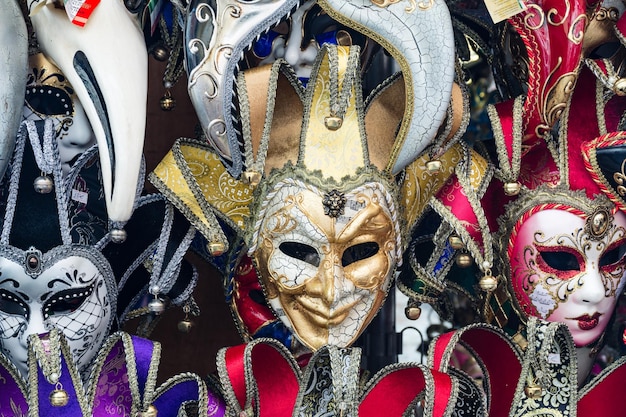 Close-up van Venetiaanse maskers op een marktstand