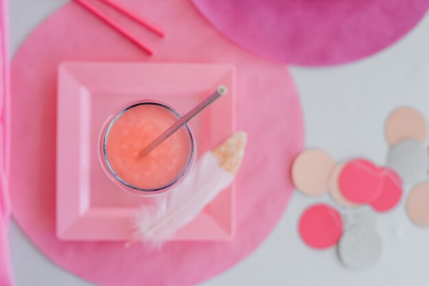 Close-up van verjaardag of bruiloft tafel instelling in roze en kleuren met cirÃƒÂƒÃ‚Â'ÃƒÂ‚Ã‚Â le napkns, glas met cocktail. Babydouche of meisjesfeest. Bovenaanzicht