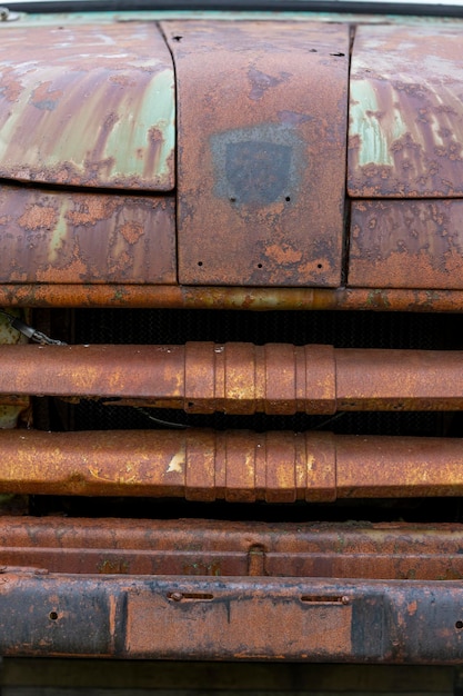 Close up van verlaten auto op veld, Norway