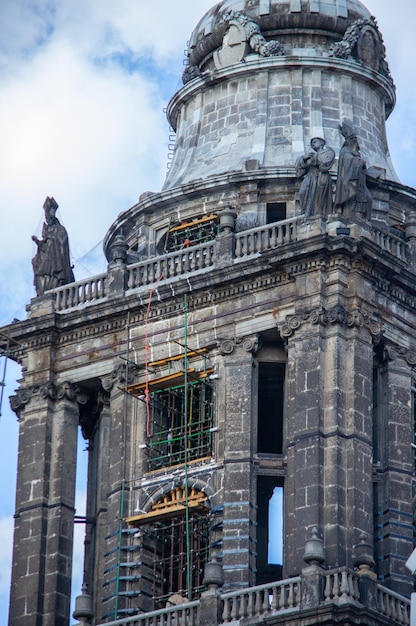 close-up van verlaten kathedraal in reparatie in de stad Mexico-stad