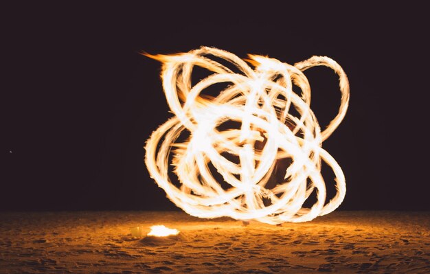 Foto close-up van verlicht vuur tegen een zwarte achtergrond