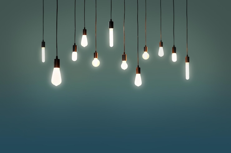 Foto close-up van verlichte gloeilampen die aan de muur hangen