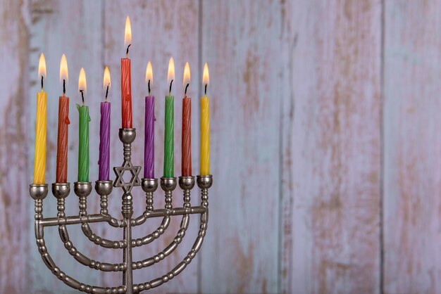 Foto close-up van verlichte kaarsen op een houten tafel