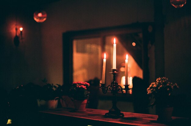 Close-up van verlichte kaarsen op tafel thuis