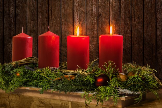 Foto close-up van verlichte kaarsen op tafel