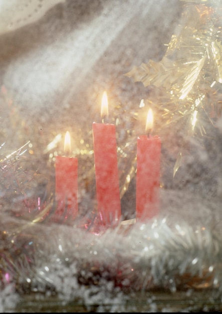 Foto close-up van verlichte kaarsen tegen een wazige achtergrond