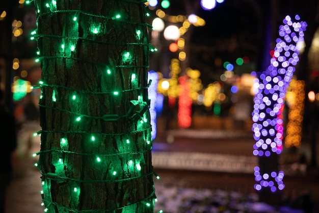 Close-up van verlichte kerstverlichting 's nachts