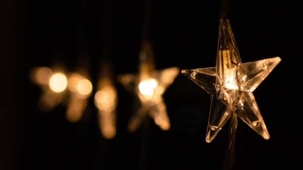 Foto close-up van verlichte kerstverlichting 's nachts