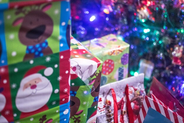 Foto close-up van verlichte kerstversieringen