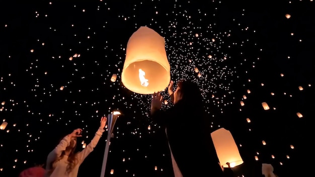 Close-up van verlichte lantaarnlichten bij nachtelijke hemel