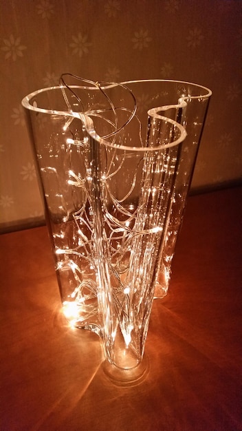 Foto close-up van verlichte strijklichten in een vaas