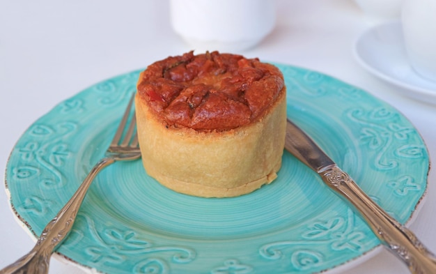 Close-up van verrukkelijke Quiche Lorraine op een blauwe plaat