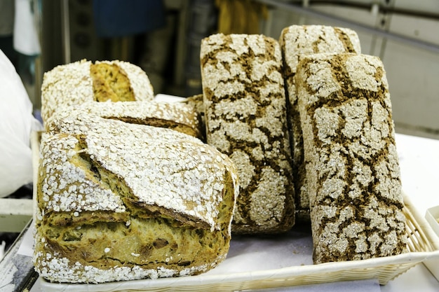 Foto close-up van vers brood in een dienblad in een bakkerij