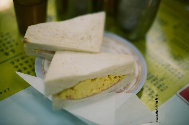 Close-up van vers brood in plaat op tafel