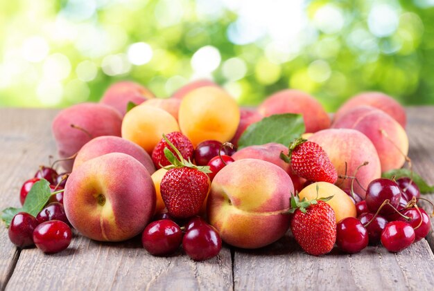 close up van vers fruit op een houten tafel op groene achtergrond