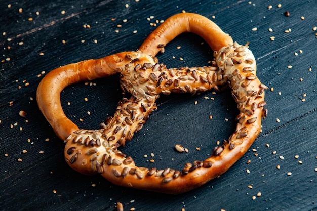 Foto close-up van vers gebakken zachte gezouten pretzels op een houten achtergrond traditionele beierse pretzel