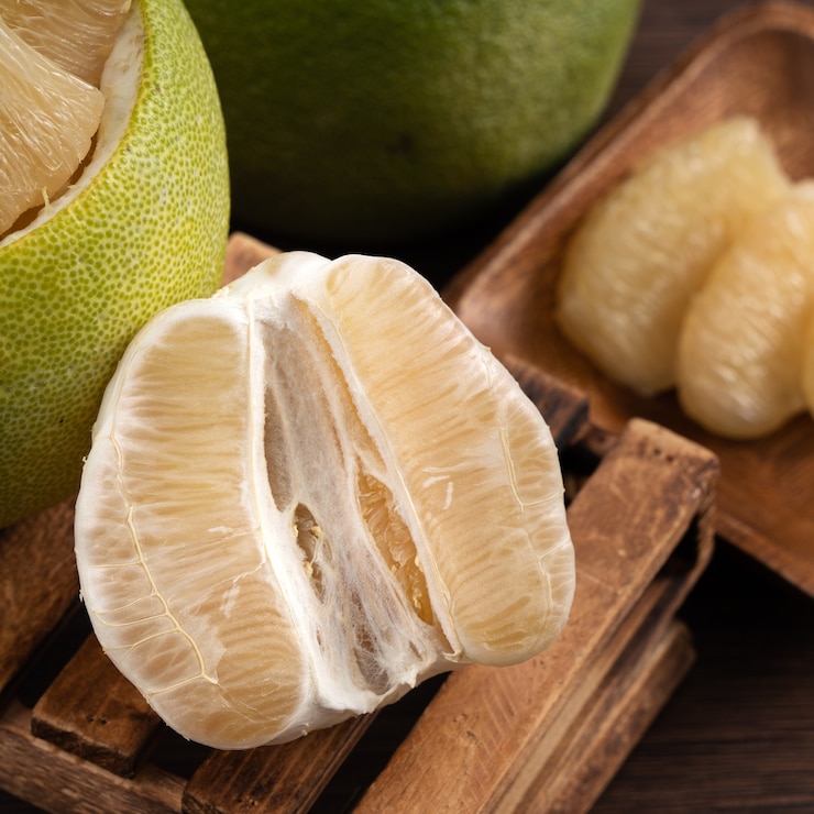 Foto close up van vers gepelde pomelo op houten tafel achtergrond voor mid-autumn festival fruit.