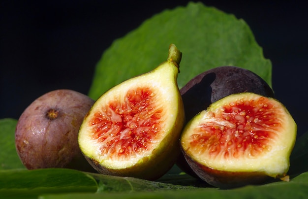 Close up van vers rijp tin fruit, vijgen fruit, in ondiepe focus. De wetenschappelijke naam van deze vrucht is Ficus carica, een soort bloeiende plant in de moerbeifamilie, bekend als de gewone vijg