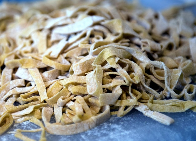 Foto close-up van vers zelfgemaakte tagliatelle