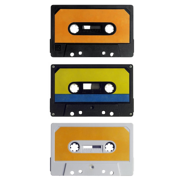 Close-up van verschillende audio cassettes tegen een witte achtergrond