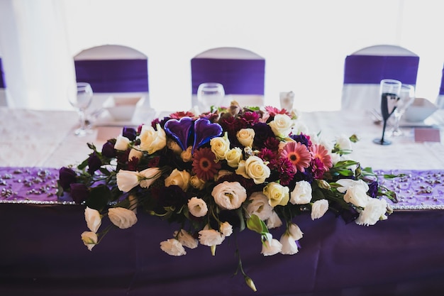 Foto close-up van verschillende bloemen op tafel