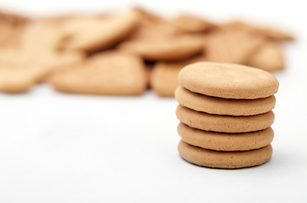 Foto close-up van verschillende gevormde gemberkoekjes geïsoleerd op een witte achtergrond