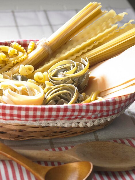 Close-up van verschillende pasta's in een mand