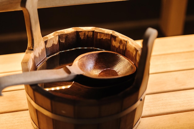 Close-up van verschillende sauna-accessoires in een houten sauna Finse saunaruimte met droge stoom