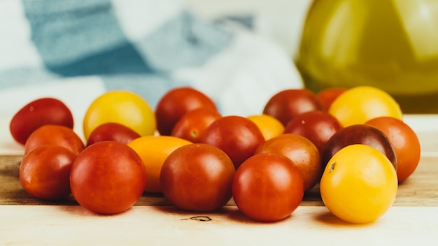 Foto close-up van verschillende soorten kerstomaatjes op een houten tafel