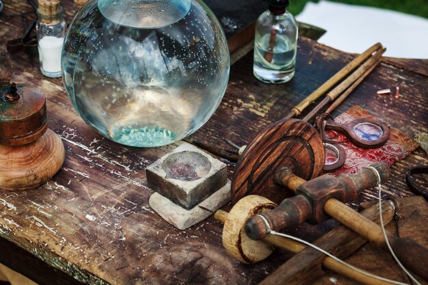 Foto close-up van verschillende voorwerpen op een houten tafel