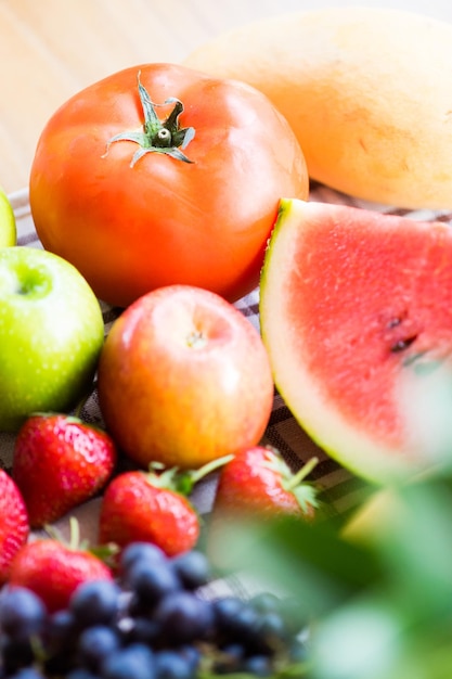 Foto close-up van verschillende vruchten op tafel