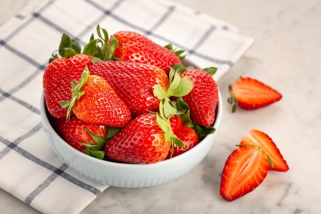 Close-up van verse aardbeien in een schaal op tafel