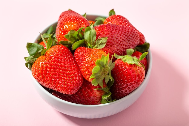 Close-up van verse aardbeien in een schaal op tafel