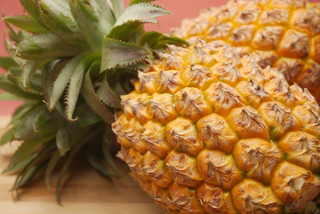 Close up van verse ananas in kom op tafel