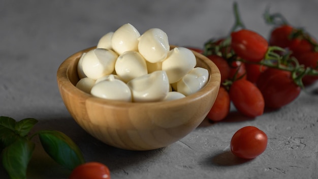 Close-up van verse Apulian mozzarella kaas in een houten schaal voedsel gemaakt in Puglia Italië