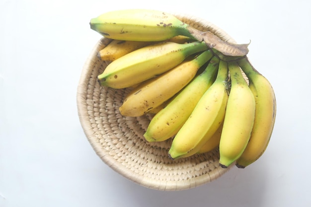 Close up van verse banaan in een kom op tafel