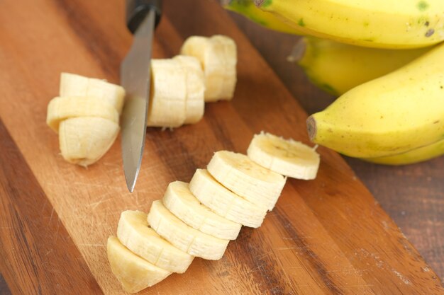 Close up van verse banaan in een kom op tafel