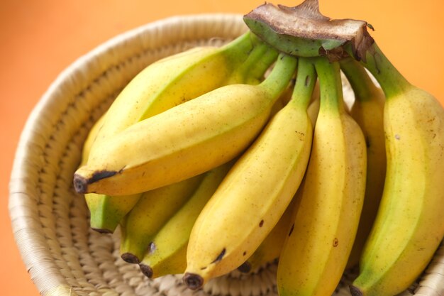 Close up van verse banaan in een kom op tafel