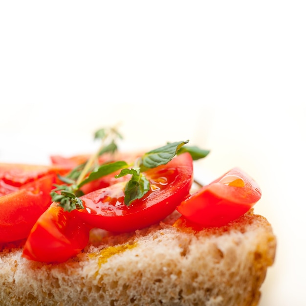Close-up van verse bruschetta tegen een witte achtergrond