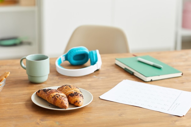 Close-up van verse croissants op de plaat geserveerd met koffie tijdens koffiepauze na studie