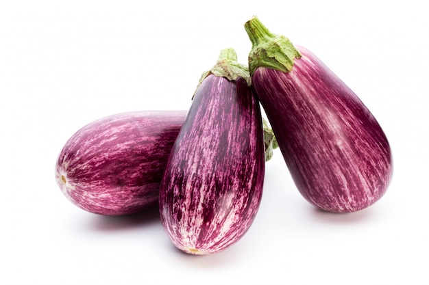 Close-up van verse en rijpe aubergines